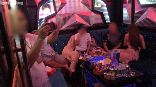 Theo chân tổ kiểm tra vào các nhà hàng nhạy cảm trung tâm Sài Gòn