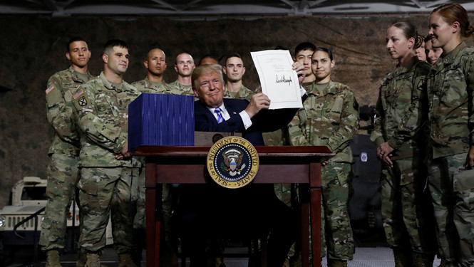 Tổng thống Trump ký đạo luật quốc phòng để tái thiết quân đội ở mức chưa từng có