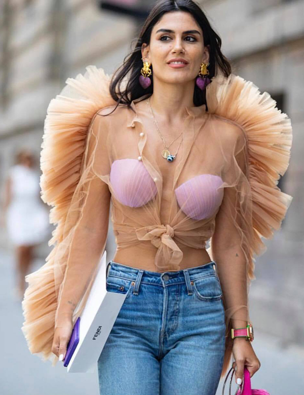 Angela Phương Trinh đón đầu xu hướng áo trong suốt