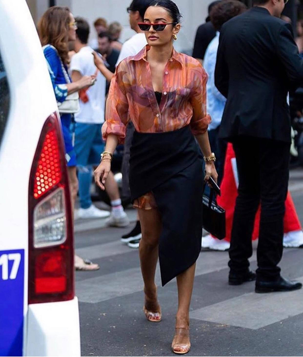 Angela Phương Trinh đón đầu xu hướng áo trong suốt