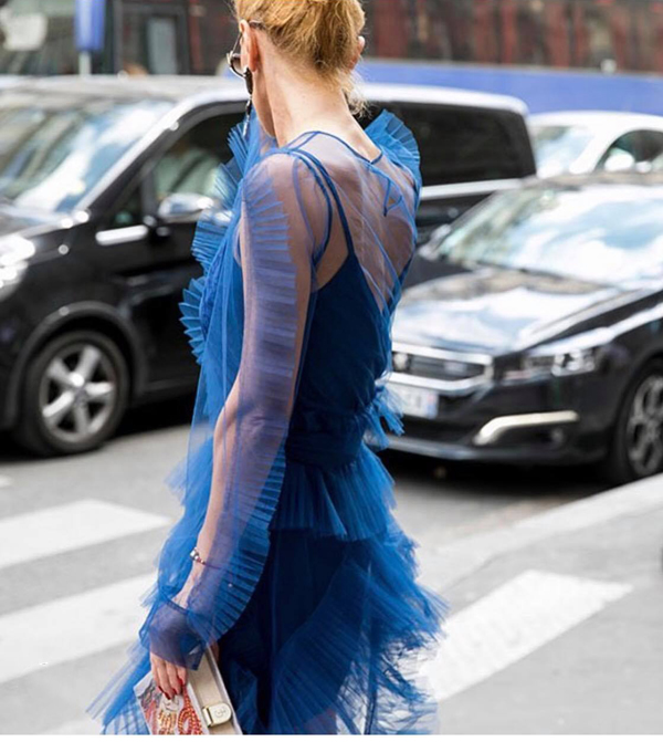 Angela Phương Trinh đón đầu xu hướng áo trong suốt