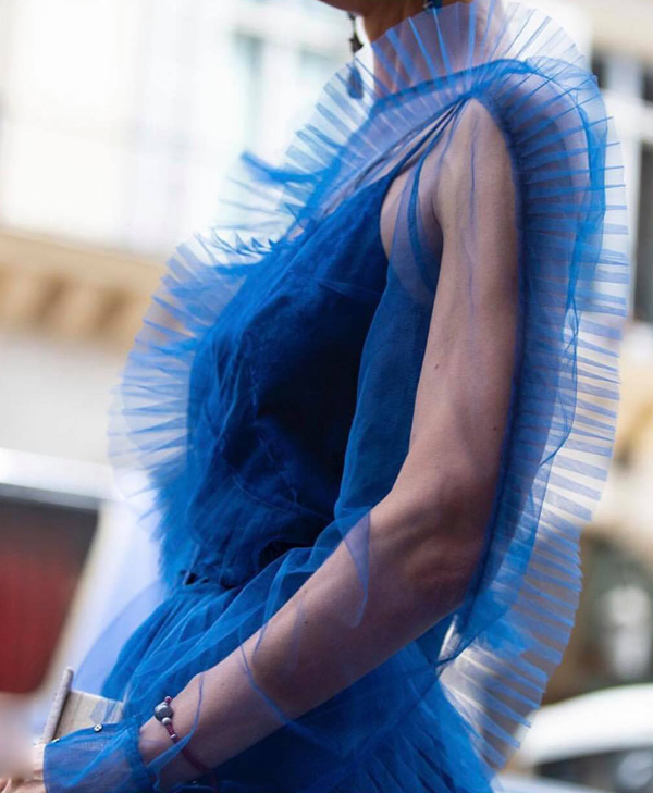 Angela Phương Trinh đón đầu xu hướng áo trong suốt