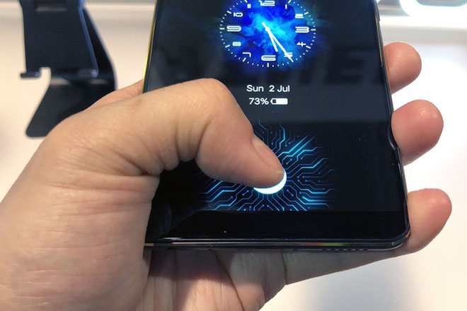 Màn hình nhúng cảm biến vân tay sớm thành tiêu chuẩn trên smartphone tầm trung