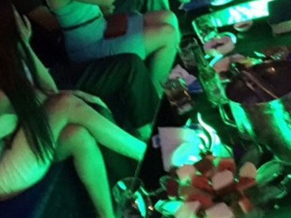 Chị em hả hê với màn ứng xử khôn khéo của cô vợ trẻ đi karaoke cùng chồng bị bạn chồng bơm kích