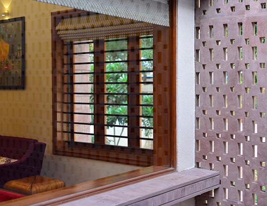 Nhìn ngoài như lò gạch cũ nhưng bước vào trong mới thấy hết độ chịu chơi của căn nhà này