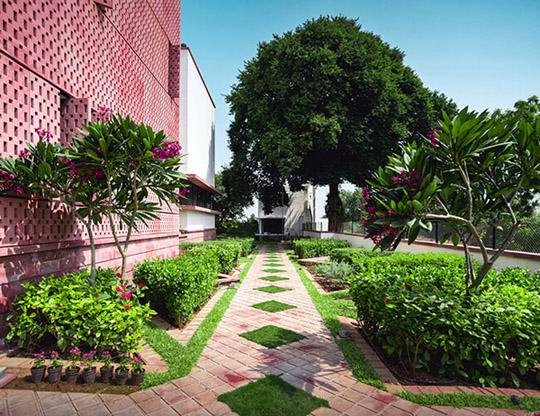 Nhìn ngoài như lò gạch cũ nhưng bước vào trong mới thấy hết độ chịu chơi của căn nhà này