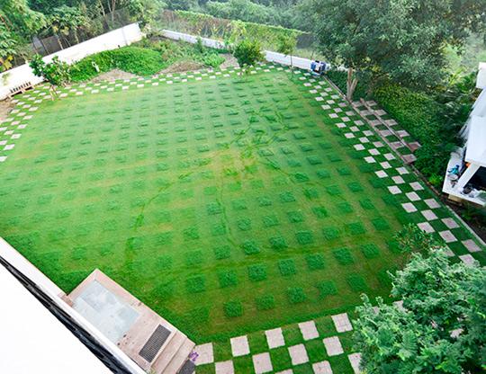 Nhìn ngoài như lò gạch cũ nhưng bước vào trong mới thấy hết độ chịu chơi của căn nhà này