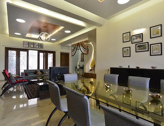 Nhìn ngoài như lò gạch cũ nhưng bước vào trong mới thấy hết độ chịu chơi của căn nhà này