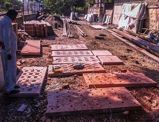 Nhìn ngoài như lò gạch cũ nhưng bước vào trong mới thấy hết độ chịu chơi của căn nhà này