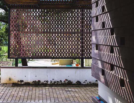 Nhìn ngoài như lò gạch cũ nhưng bước vào trong mới thấy hết độ chịu chơi của căn nhà này