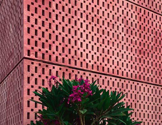 Nhìn ngoài như lò gạch cũ nhưng bước vào trong mới thấy hết độ chịu chơi của căn nhà này