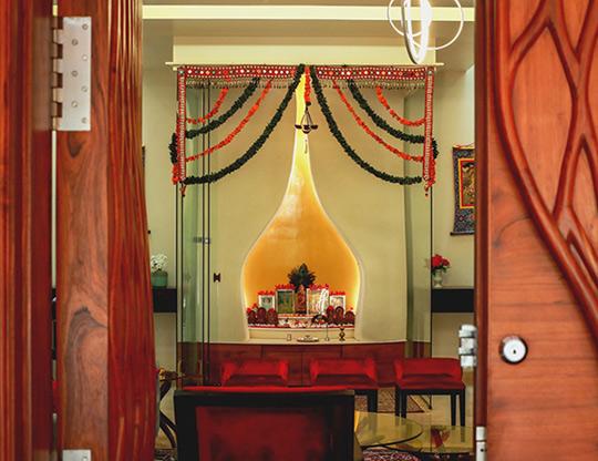 Nhìn ngoài như lò gạch cũ nhưng bước vào trong mới thấy hết độ chịu chơi của căn nhà này