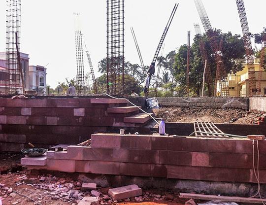 Nhìn ngoài như lò gạch cũ nhưng bước vào trong mới thấy hết độ chịu chơi của căn nhà này