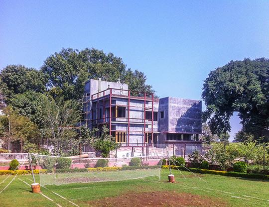 Nhìn ngoài như lò gạch cũ nhưng bước vào trong mới thấy hết độ chịu chơi của căn nhà này