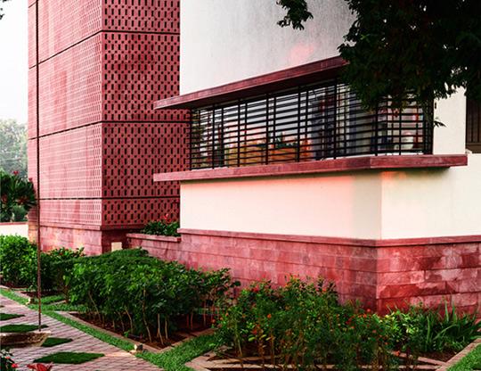 Nhìn ngoài như lò gạch cũ nhưng bước vào trong mới thấy hết độ chịu chơi của căn nhà này