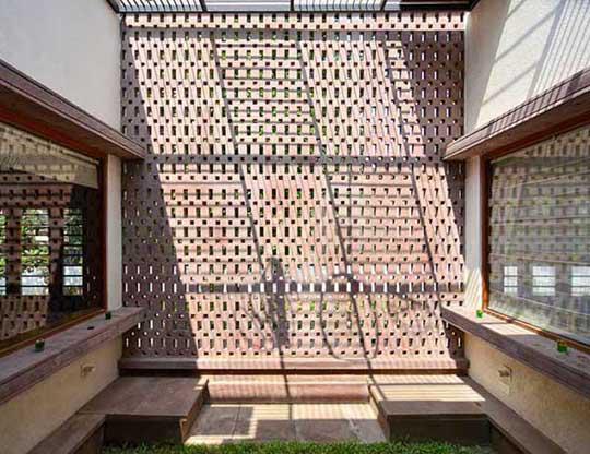 Nhìn ngoài như lò gạch cũ nhưng bước vào trong mới thấy hết độ chịu chơi của căn nhà này