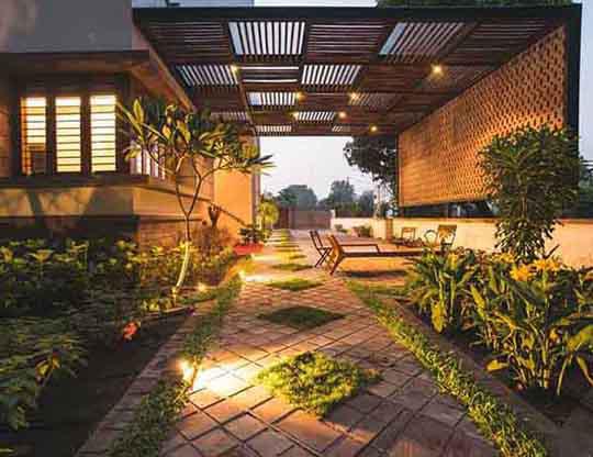 Nhìn ngoài như lò gạch cũ nhưng bước vào trong mới thấy hết độ chịu chơi của căn nhà này