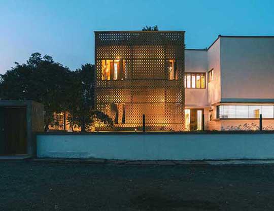 Nhìn ngoài như lò gạch cũ nhưng bước vào trong mới thấy hết độ chịu chơi của căn nhà này