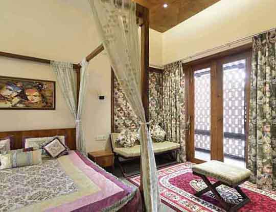 Nhìn ngoài như lò gạch cũ nhưng bước vào trong mới thấy hết độ chịu chơi của căn nhà này