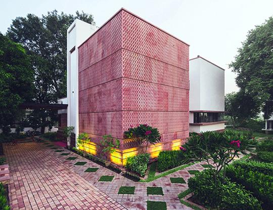 Nhìn ngoài như lò gạch cũ nhưng bước vào trong mới thấy hết độ chịu chơi của căn nhà này