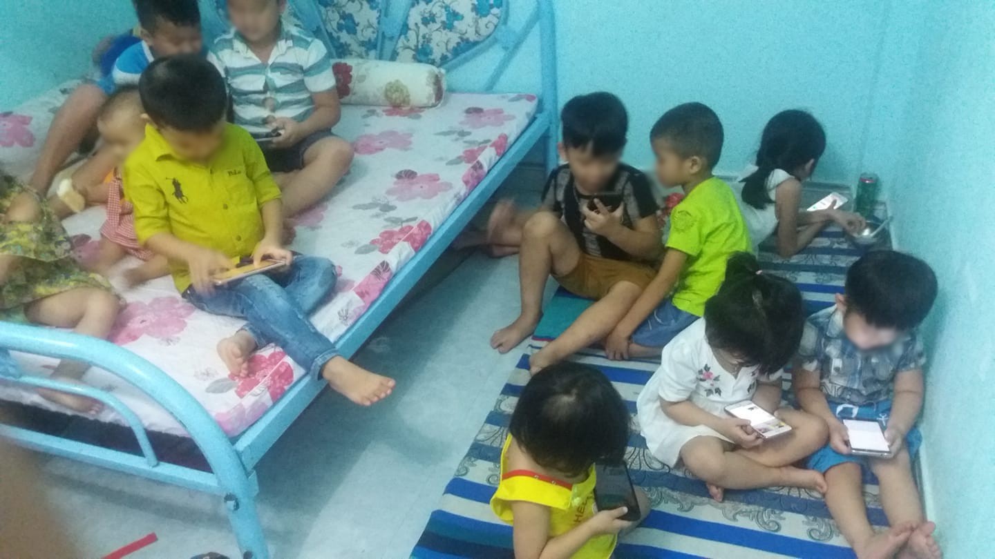 Hình ảnh hơn chục đứa trẻ yên lặng, dán mắt vào smartphone mà không cần quan tâm đến thế giới xung quanh khiến nhiều người giật mình