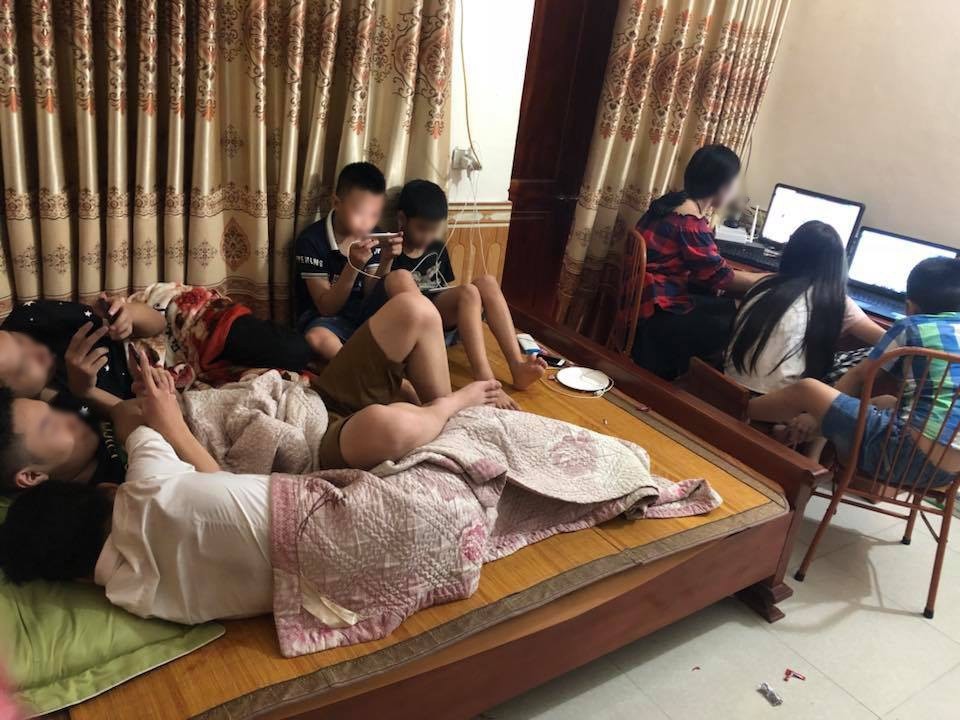 Hình ảnh hơn chục đứa trẻ yên lặng, dán mắt vào smartphone mà không cần quan tâm đến thế giới xung quanh khiến nhiều người giật mình