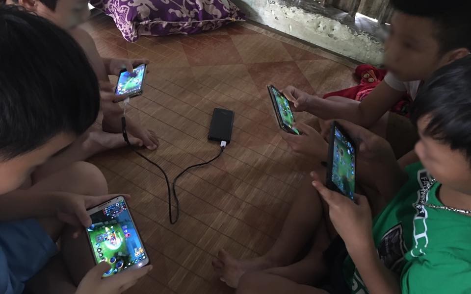 Hình ảnh hơn chục đứa trẻ yên lặng, dán mắt vào smartphone mà không cần quan tâm đến thế giới xung quanh khiến nhiều người giật mình