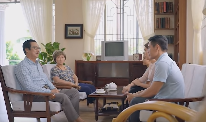 Phim Gạo nếp gạo tẻ tập 43: Bỏ mặc Kiệt ngày đêm chăm ba chồng nằm viện, Hân vui vẻ đi karaoke cùng nhân tình