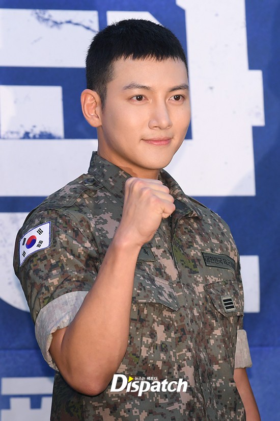 Để mặt mộc dự sự kiện quân đội, Ji Chang Wook gây xôn xao vì đẹp trai đến mức biến nam idol Kpop thành bạch tuộc