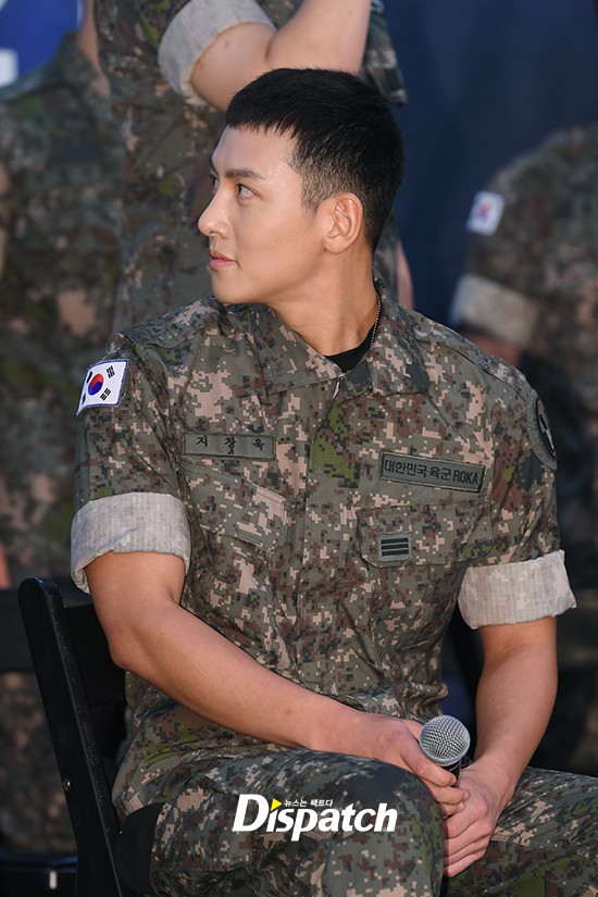Để mặt mộc dự sự kiện quân đội, Ji Chang Wook gây xôn xao vì đẹp trai đến mức biến nam idol Kpop thành bạch tuộc
