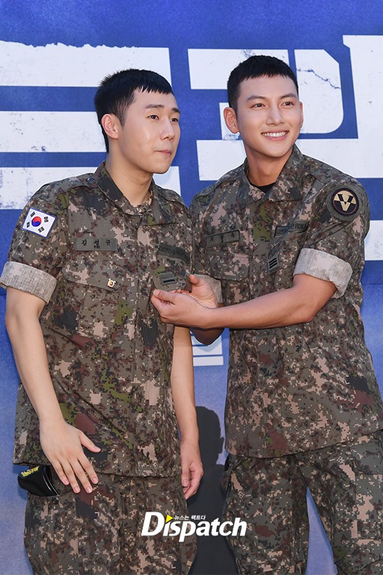 Để mặt mộc dự sự kiện quân đội, Ji Chang Wook gây xôn xao vì đẹp trai đến mức biến nam idol Kpop thành bạch tuộc