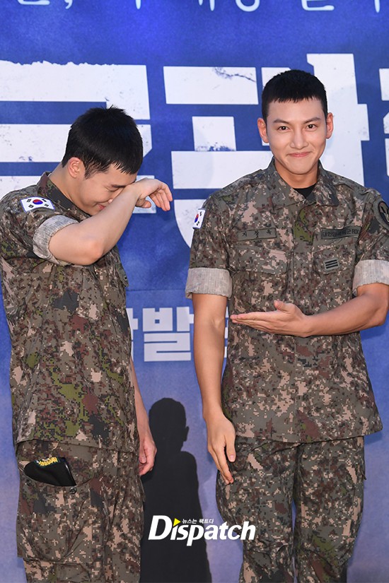 Để mặt mộc dự sự kiện quân đội, Ji Chang Wook gây xôn xao vì đẹp trai đến mức biến nam idol Kpop thành bạch tuộc