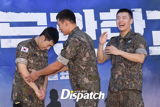 Để mặt mộc dự sự kiện quân đội, Ji Chang Wook gây xôn xao vì đẹp trai đến mức biến nam idol Kpop thành bạch tuộc