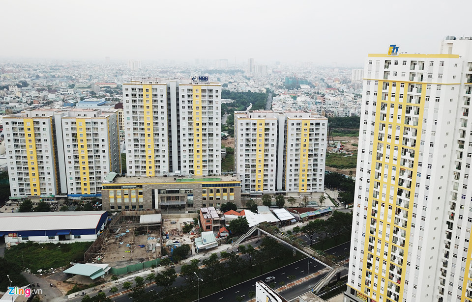 Chung cư Carina đổi sang màu vàng, cư dân vẫn chưa biết khi nào về nhà