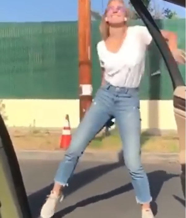 Sự thật về clip cô gái bất ngờ bị ôtô đâm khi nhảy lao ra khỏi xe