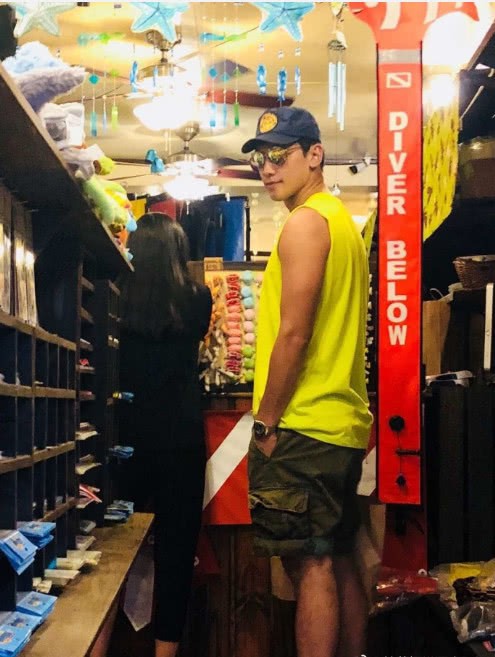 Bi Rain đầu bù tóc rối cùng bà xã Kim Tae Hee tận hưởng chuyến du lịch chỉ có 2 người