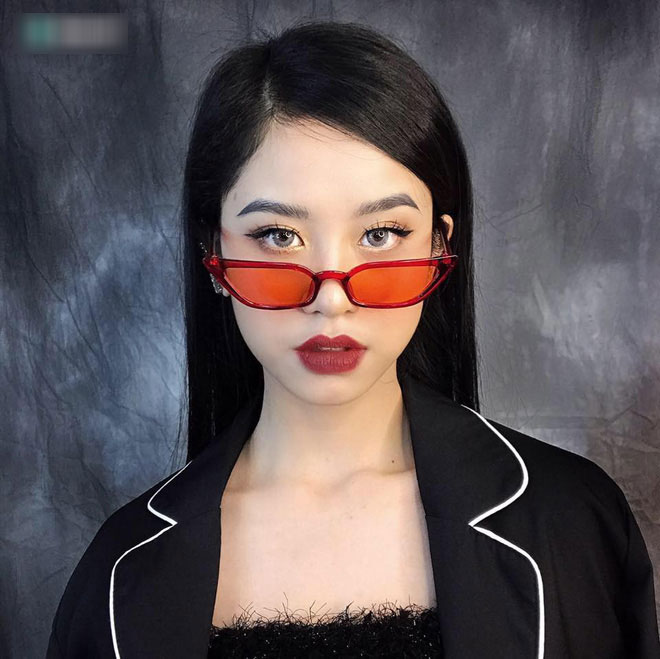 Từ tấm hình chụp vội trong thang máy, cô nàng 18 tuổi bỗng hot trên mạng xã hội