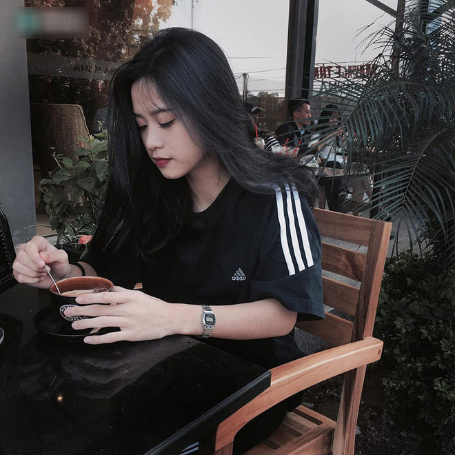 Từ tấm hình chụp vội trong thang máy, cô nàng 18 tuổi bỗng hot trên mạng xã hội