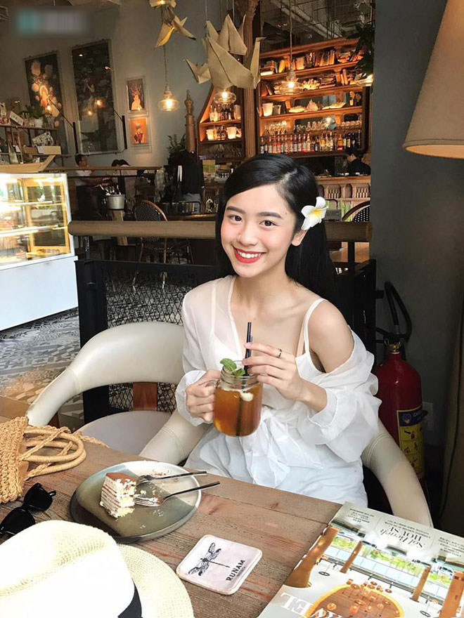 Từ tấm hình chụp vội trong thang máy, cô nàng 18 tuổi bỗng hot trên mạng xã hội