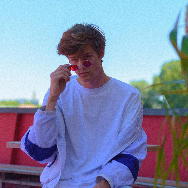 Chàng trai sáng tạo điệu nhảy lao ra khỏi xe phong cách thập niên 80