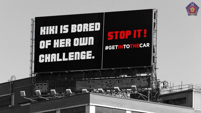 Chàng trai sáng tạo điệu nhảy lao ra khỏi xe phong cách thập niên 80