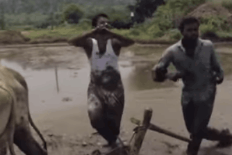 Chàng trai sáng tạo điệu nhảy lao ra khỏi xe phong cách thập niên 80