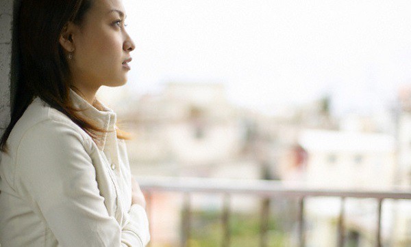 Nửa đêm, chồng tôi mang một xô nước ra hiên nhà lén lút làm việc này khiến tôi bó tay còn mẹ chồng thì la ầm lên