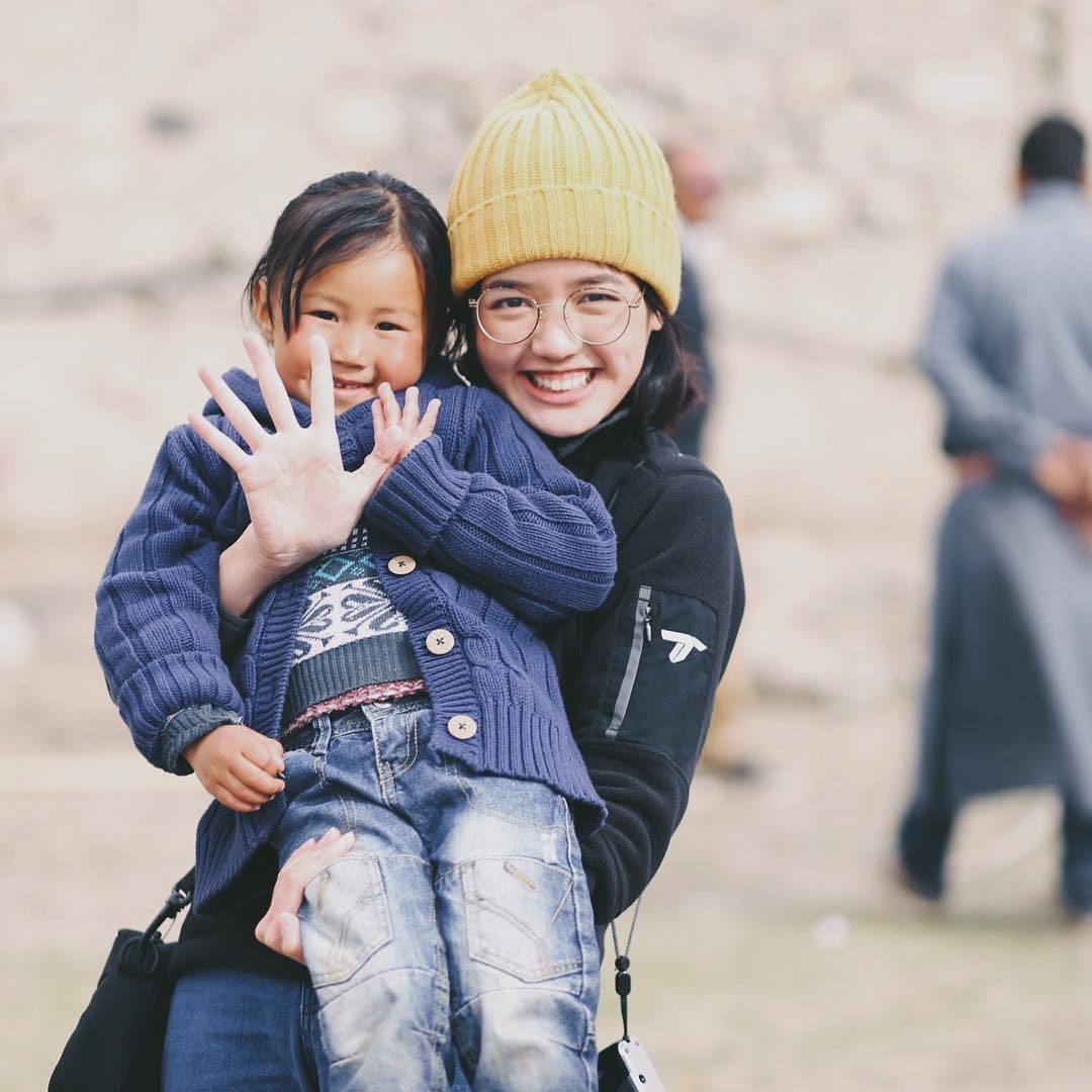 Chẳng cần đẹp xuất sắc, cô nàng travel blogger đến từ Thái vẫn hút fan vì vẻ ngoài rạng rỡ, hay cười