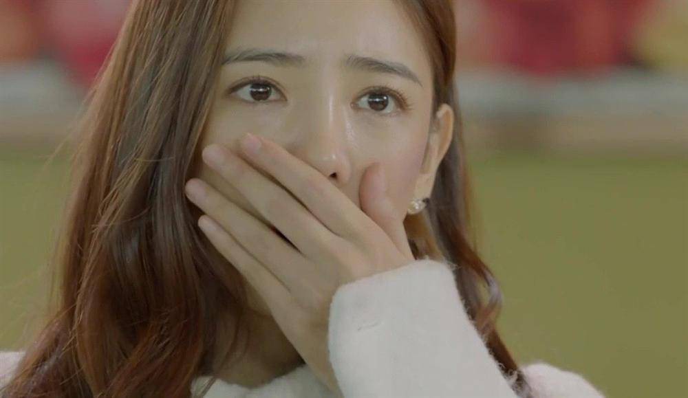 Thấy thỏi son xịn trong vali chồng, vợ mở ra dùng thử vì nghĩ là quà tặng, nào ngờ sự thật khiến cô chết điếng