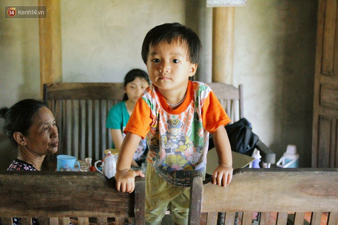 Nữ thủ khoa dân tộc Mường từng gạt nước mắt từ bỏ giảng đường: Nhờ cô giáo và mọi người, em được đi học rồi!