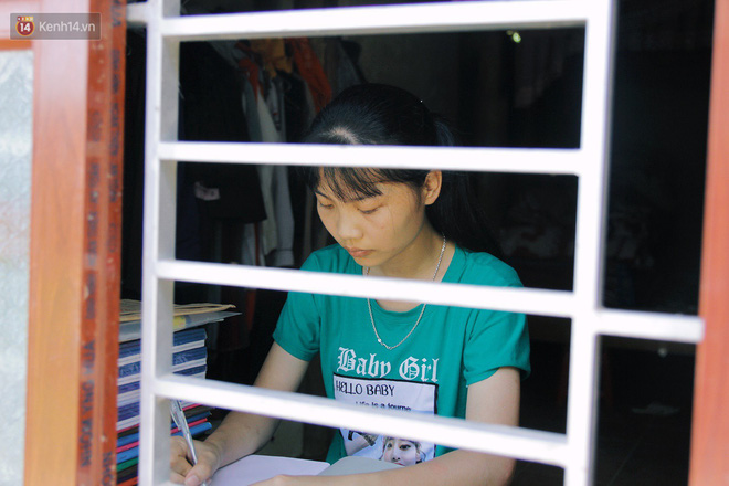 Nữ thủ khoa dân tộc Mường từng gạt nước mắt từ bỏ giảng đường: Nhờ cô giáo và mọi người, em được đi học rồi!