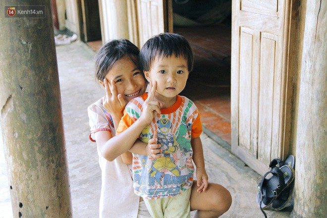 Nữ thủ khoa dân tộc Mường từng gạt nước mắt từ bỏ giảng đường: Nhờ cô giáo và mọi người, em được đi học rồi!