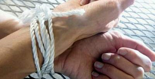 Điều tra vụ người đàn ông tử vong bất thường sau khi bị 2 con trói