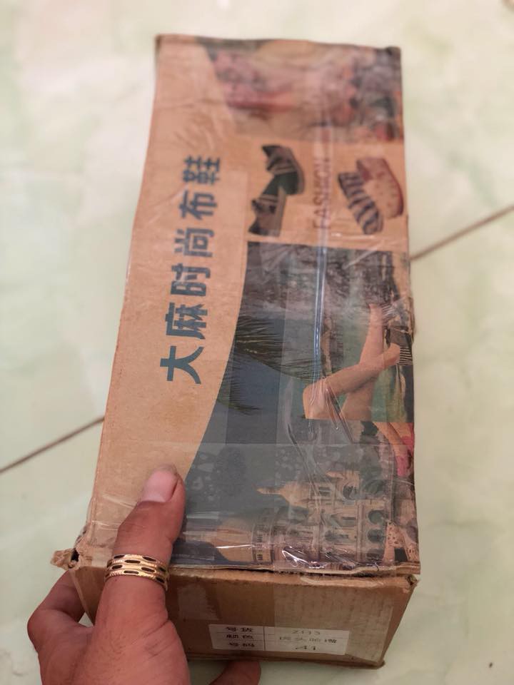 Thanh niên được nhóm bạn thân thiết kế cho đôi dép mang tên chạm đáy nỗi đau làm từ vỏ sầu riêng